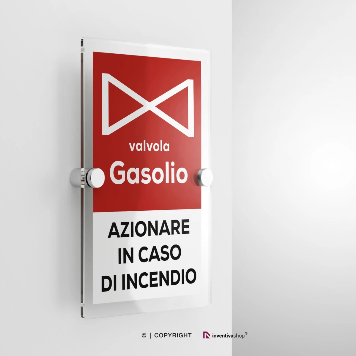 Cartello azionare valvola gasolio in caso di incendio con scritta modello verticale in plexiglass con due distanziatori