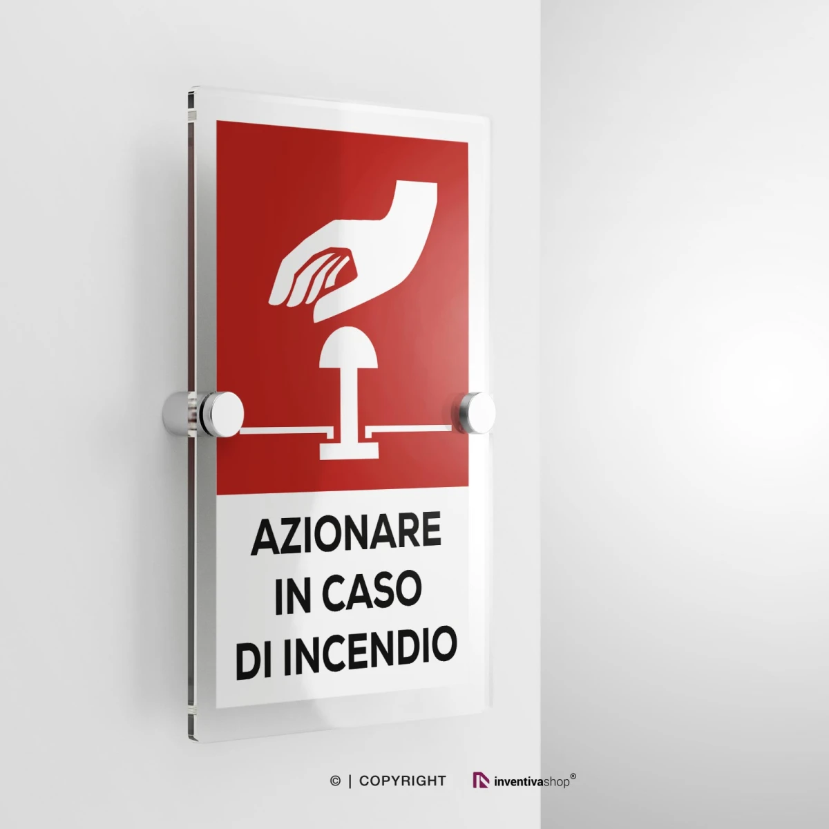 Cartello azionare pulsante in caso di incendio con testo modello verticale in plexiglass con due distanziatori