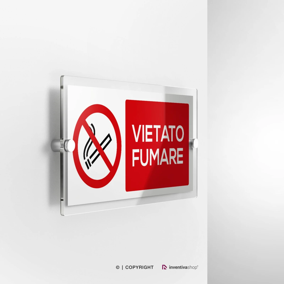 Cartello in plexiglass formato 2-1 a parete con simbolo vietato fumare