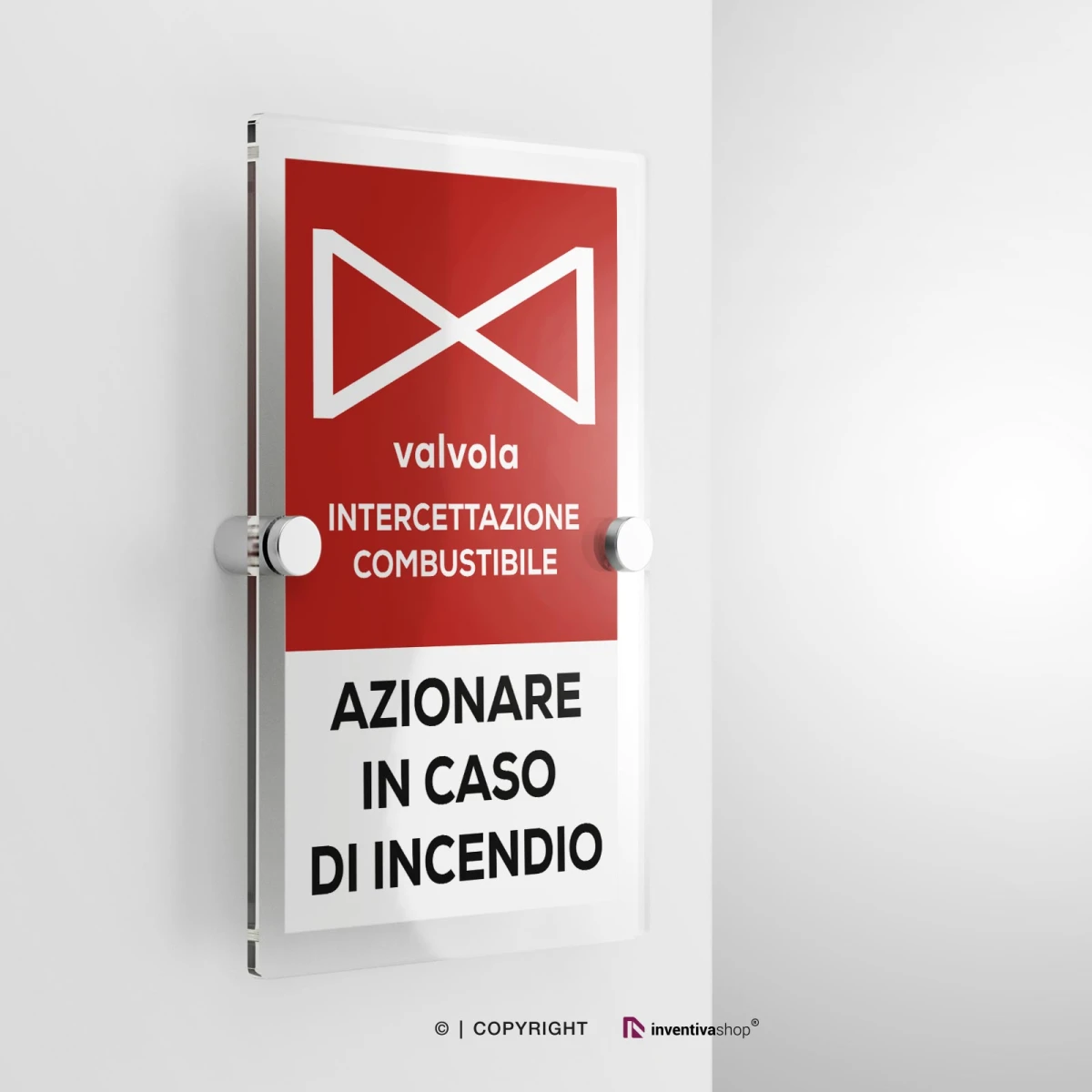 Cartello azionare valvola intercettazione combustile in caso di incendio con scritta modello verticale in plexiglass con due distanziatori