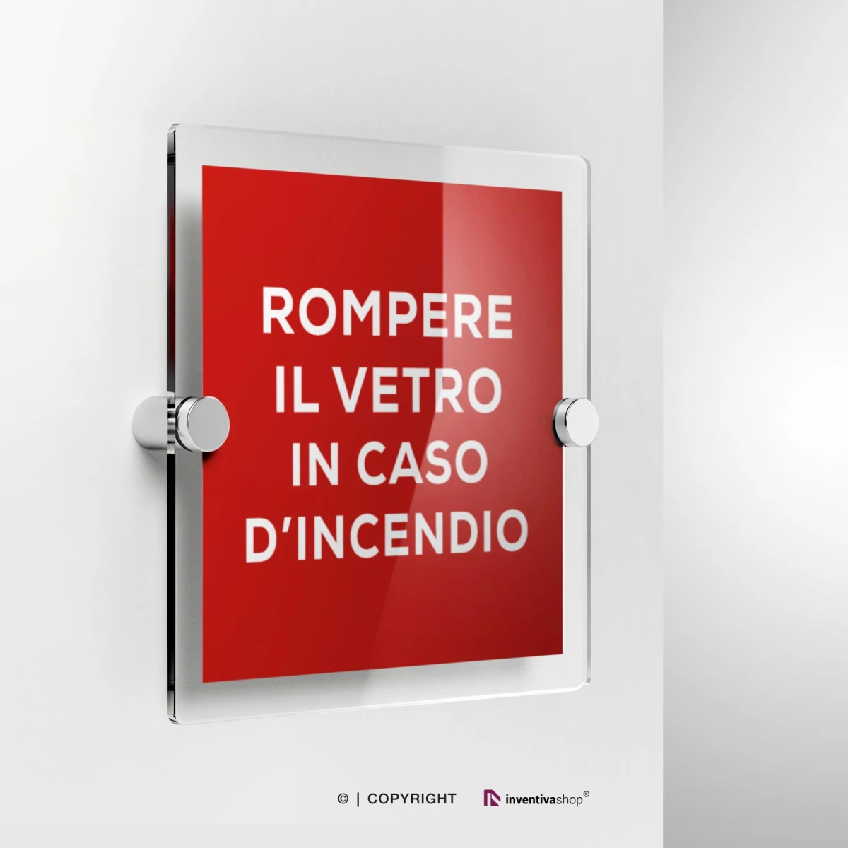 Cartello con il testo rompere il vetro in caso di incendio in plexiglass a parete con due distanziatori