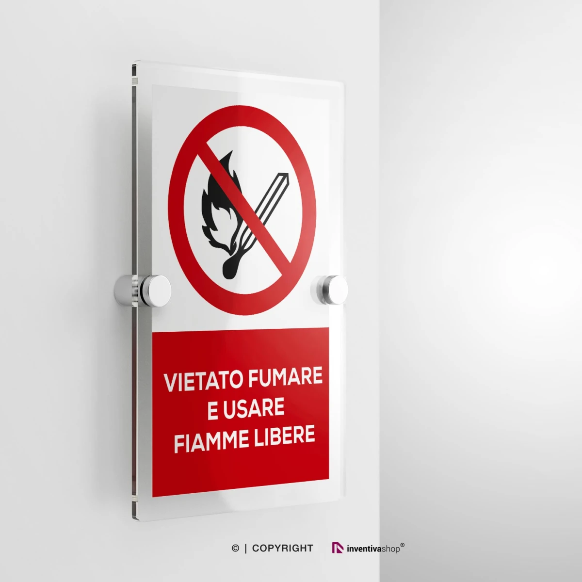 Cartello vietato fumare e usare fiamme libere con testo modello verticale in plexiglass con due distanziatori
