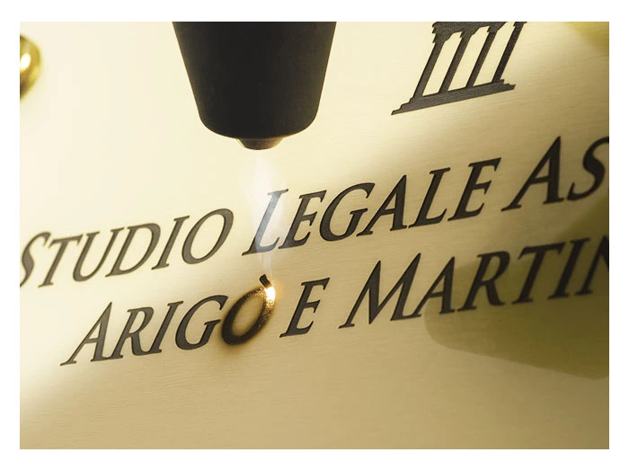 Incisione acrilico bistrato