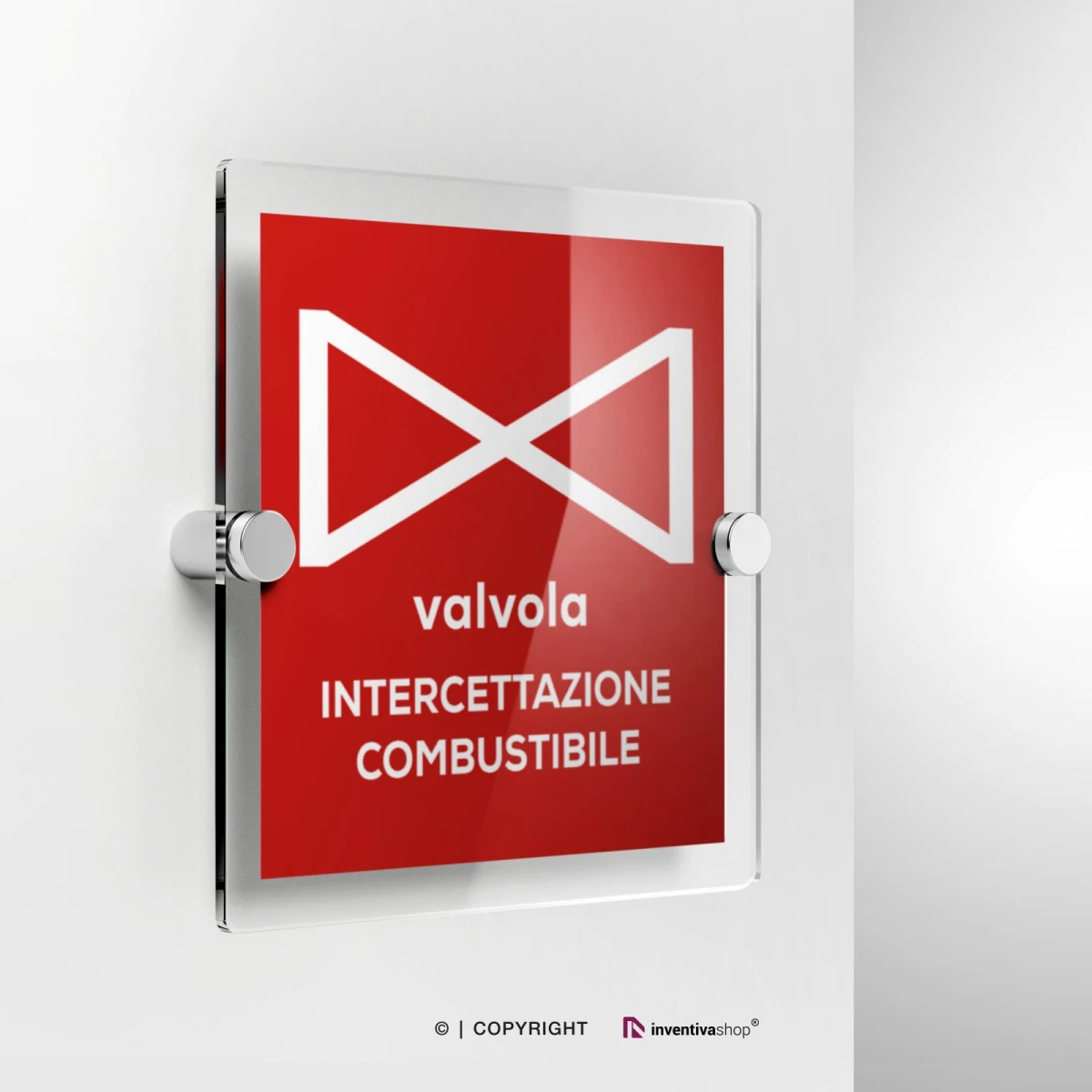 Cartello con il testo valvola intercettazione combustibile in plexiglass a parete