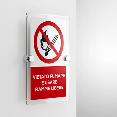Cartello vietato fumare e usare fiamme libere con testo mod. verticale