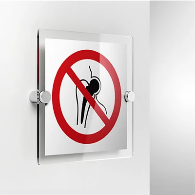 Cartello vietato l'accesso ai portatori di protesi P014