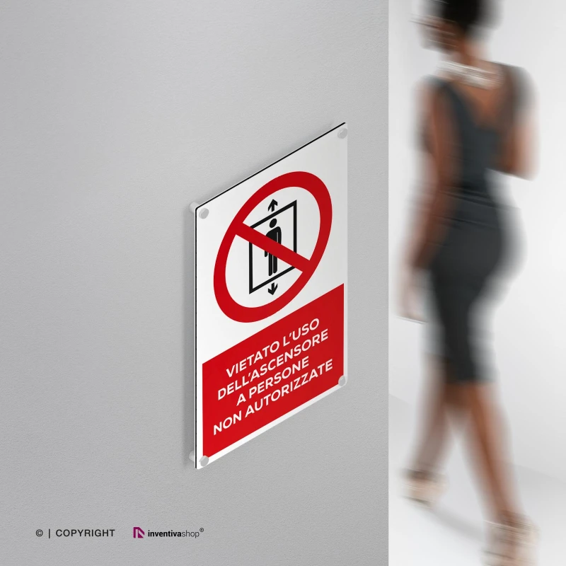 Cartello vietato l'uso dell'ascensore a persone non autorizzate con testo mod. verticale