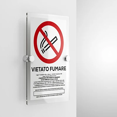 Cartello vietato fumare con legge mod. verticale