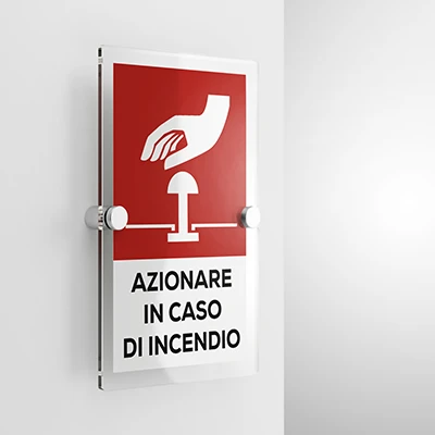 Cartello azionare pulsante in caso di incendio con testo mod. verticale