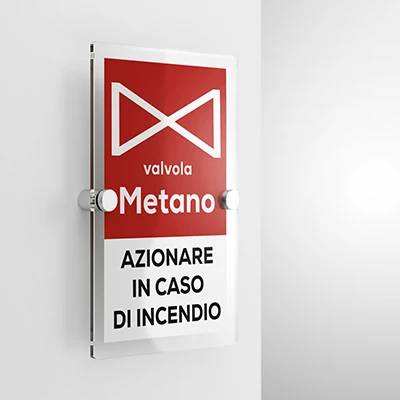 Cartello azionare valvola metano in caso di incendio con testo mod. verticale