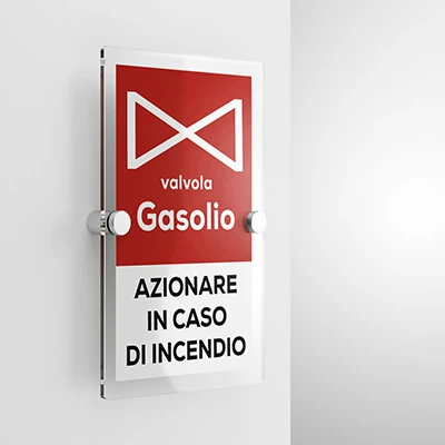 Cartello azionare valvola gasolio in caso di incendio con testo mod. verticale