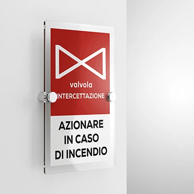Cartello azionare valvola intercettazione in caso di incendio con testo mod. verticale