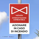 Cartello azionare valvola intercettazione combustile in caso di incendio con testo mod. verticale