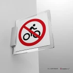 Cartello di divieto di transito alle bici e alle moto