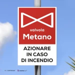 Cartello azionare valvola metano in caso di incendio con testo mod. verticale
