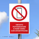 Cartello vietato fotografare e fare video con smartphone con testo mod. verticale