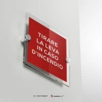 Cartello tirare la leva in caso di incendio