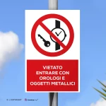 Cartello vietato entrare con orologi e oggetti metallici con testo mod. verticale