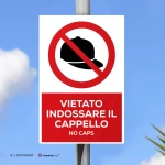 Cartello vietato indossare il cappello con testo mod. verticale
