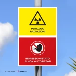 Cartello pericolo radiazioni, vietato l'ingresso ai non autorizzati mod. verticale