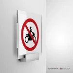 Cartello di divieto di transito alle bici e alle moto