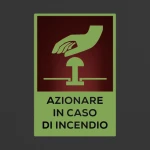 Cartello azionare pulsante in caso di incendio con testo mod. verticale