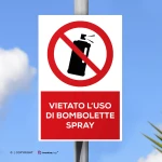 Cartello vietato l'uso di bombolette spray con testo mod. verticale