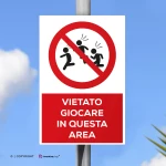 Cartello vietato giocare in questa area con testo mod. verticale