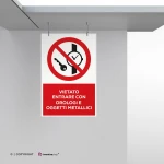 Cartello vietato entrare con orologi e oggetti metallici con testo mod. verticale