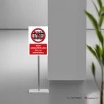 Cartello non arrampicarsi sulla ringhiera con testo mod. verticale