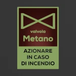 Cartello azionare valvola metano in caso di incendio con testo mod. verticale