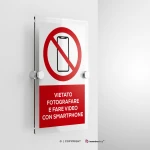 Cartello vietato fotografare e fare video con smartphone con testo mod. verticale