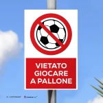 Cartello vietato giocare a pallone con testo mod. verticale