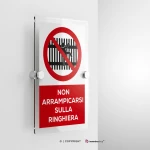 Cartello non arrampicarsi sulla ringhiera con testo mod. verticale