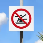Cartello vietato sporgersi dalla slitta P046