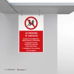 Cartello ai pedoni è vietato fare attività su strada con testo mod. verticale