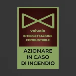 Cartello azionare valvola intercettazione combustile in caso di incendio con testo mod. verticale