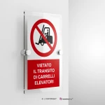 Cartello vietato il transito di carrelli elevatori con testo mod. verticale