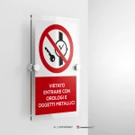Cartello vietato entrare con orologi e oggetti metallici con testo mod. verticale