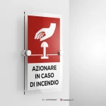 Cartello azionare pulsante in caso di incendio con testo mod. verticale