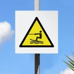 Cartello di pericolo attenzione area per attività acquatiche a traino W045