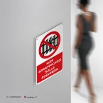 Cartello non arrampicarsi sulla ringhiera con testo mod. verticale