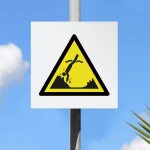 Cartello di pericolo attenzione oggetti sommersi W049