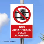 Cartello non arrampicarsi sulla ringhiera con testo mod. verticale