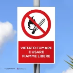 Cartello vietato fumare e usare fiamme libere con testo mod. verticale