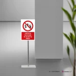 Cartello vietato giocare in questa area con testo mod. verticale