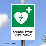 Cartello defibrillatore d'emergenza con testo mod. verticale