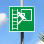 Cartello finestra con scala d'emergenza E016