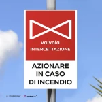 Cartello azionare valvola intercettazione in caso di incendio con testo mod. verticale
