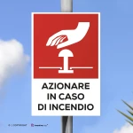 Cartello azionare pulsante in caso di incendio con testo mod. verticale